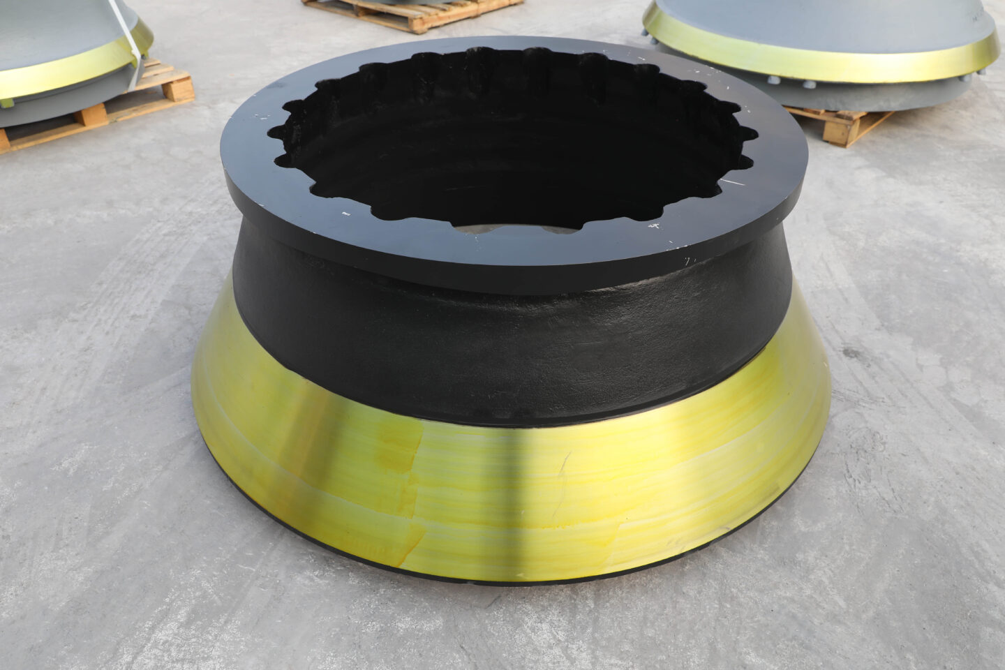 Historical cone crusher bowl liner photograph from the GUBT photo library