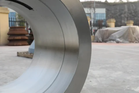 Nahaufnahme der Oberfläche eines ringförmigen Bauteils